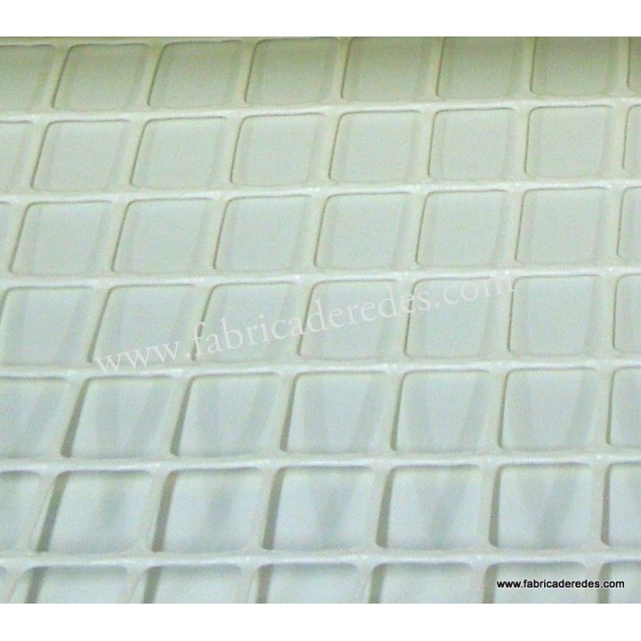 SQUARE PLASTIC MESH WHITE 3cm x 3cm 450 grs