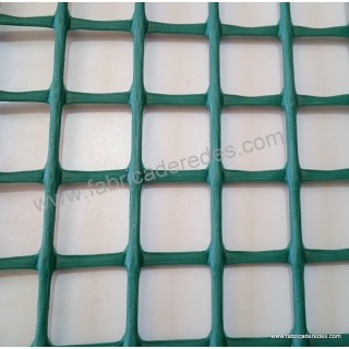 Reinforced plastic mesh used for the assembly of fishing pots.