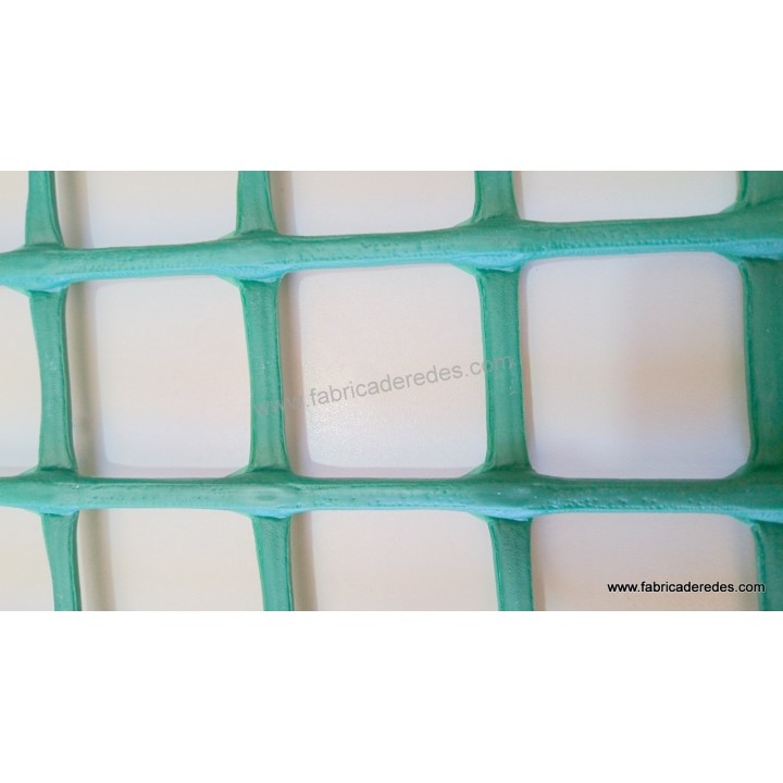 Reinforced plastic mesh used for the assembly of fishing pots.