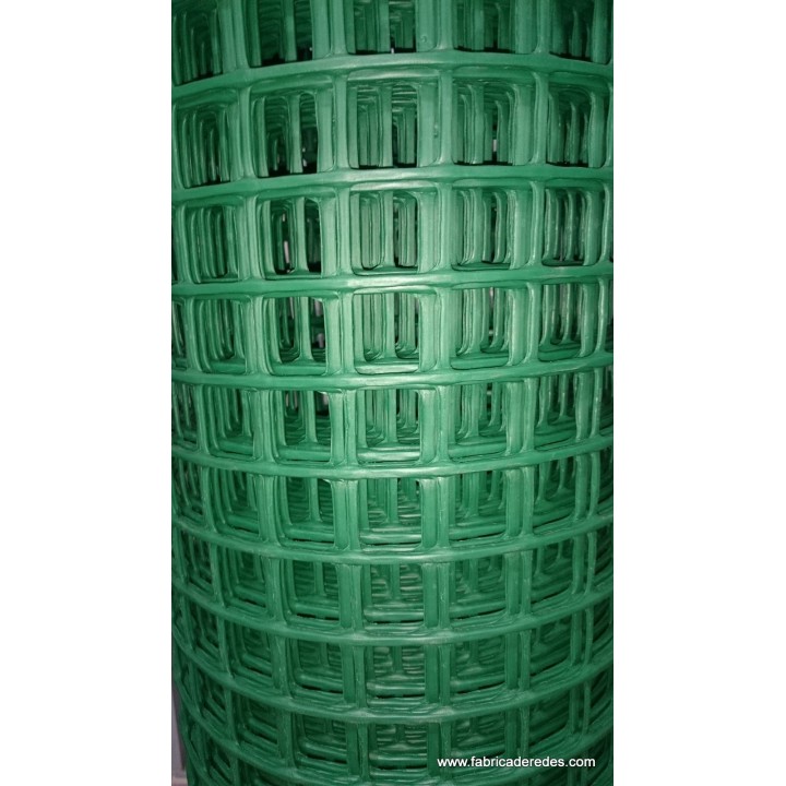 Reinforced plastic mesh used for the assembly of fishing pots.