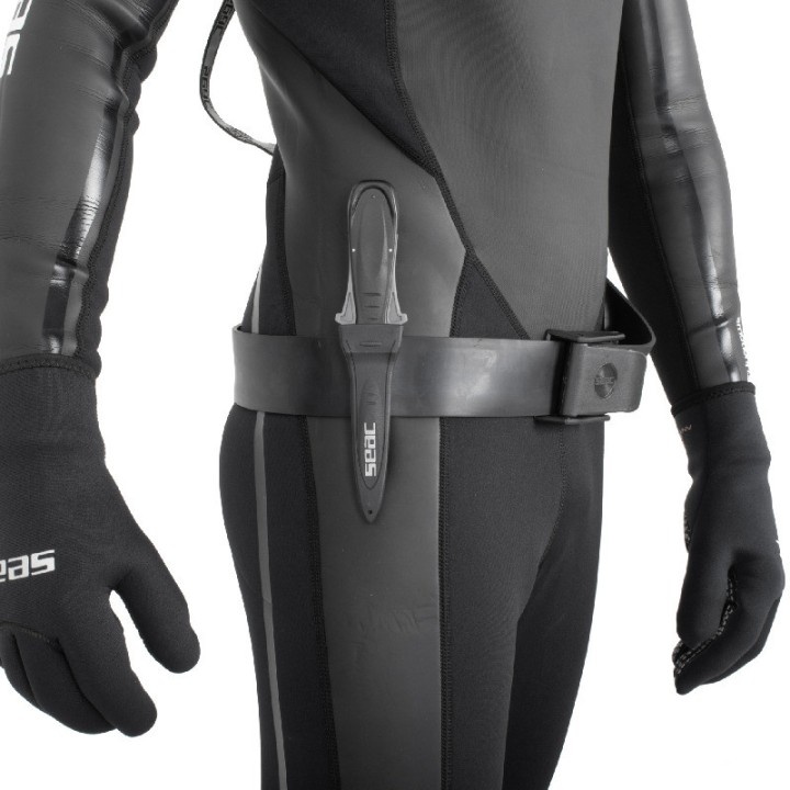 Coltello affilato: precisione e durata per immersioni e avventura