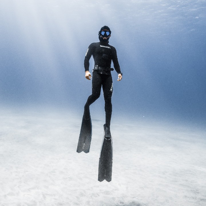 Traje de tubarão preto: proteção e conforto para pesca subaquática